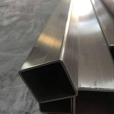 Tolérance de ± 1% Pipe carrée en acier inoxydable Suqare ASTM A270 A554 SS304 316L 316 310S 440 301 321 904L pour le traitement chimique