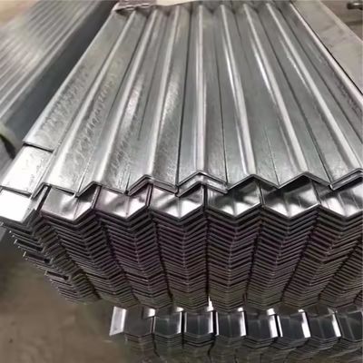 Les clients des échantillons de couleur de l'acier au carbone en tôle ondulée pour le bâtiment de structure dans la construction de la structure