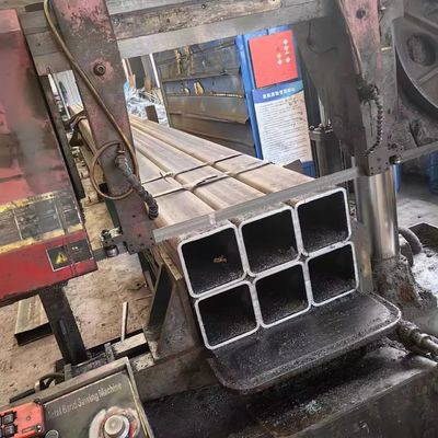 Résistance à haute température 40x40 mm Pipe sans soudure en acier carré de carbone 12M Longueur pour longueur 12M Décoiling et traitement