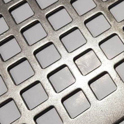 Plaque perforée en acier inoxydable 304 409L d'une épaisseur de 0,6 mm, 0,8 mm et 2 mm pour des applications industrielles de longueur personnalisée