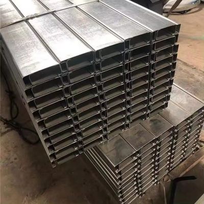 U-canal laminé à chaud de poids léger C-canal en acier avec longueur selon les exigences du client