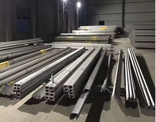 U-canal laminé à chaud de poids léger C-canal en acier avec longueur selon les exigences du client