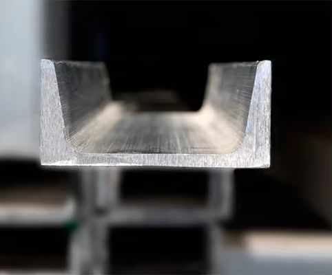 U-canal laminé à chaud de poids léger C-canal en acier avec longueur selon les exigences du client