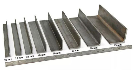 Barres de fer à angle en acier 1045 laminées à chaud pour les conceptions de portes principales conformes aux exigences du client