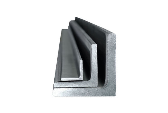 Série Q195-Q420 de qualité 135 degrés en acier au carbone Coupe à barres d'acier d'angle et perçage de 6 mm avec une surface plate en acier doux