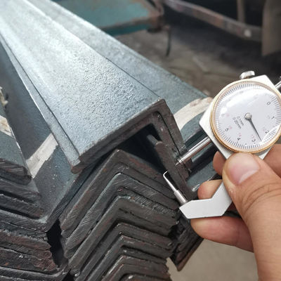 Série Q195-Q420 de qualité 135 degrés en acier au carbone Coupe à barres d'acier d'angle et perçage de 6 mm avec une surface plate en acier doux