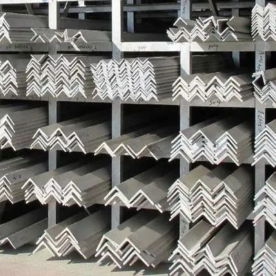 80x80x6 2b Surface en acier inoxydable en forme de L Profil de carreaux de découpage et de perforation à angle égal Tolérance de la barre ± 1%