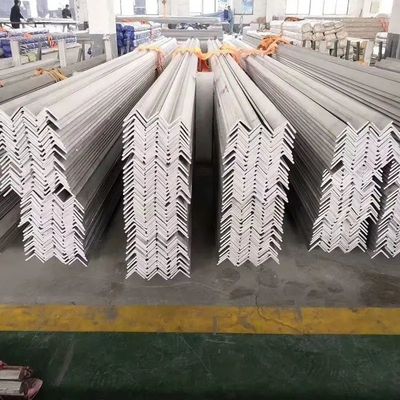 80x80x6 2b Surface en acier inoxydable en forme de L Profil de carreaux de découpage et de perforation à angle égal Tolérance de la barre ± 1%