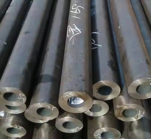 Applications dans les chaudières et les récipients sous pression Tubes en acier au carbone sans soudure 1.24-60 mm Épaisseur 6 m Longueur Matériau structurel